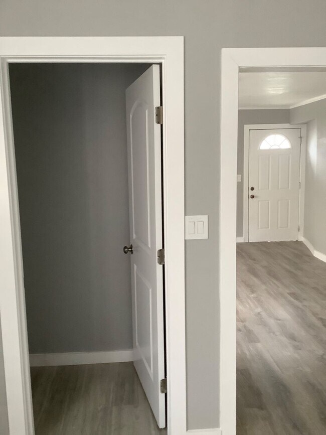 Building Photo - Completely Renovated 3 Bedroom Downstairs Unit! $2,995