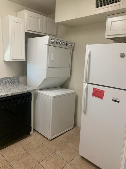 Building Photo - 1727 E 9th St