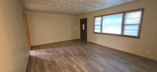 Building Photo - 3 Bedrooms 2 Bathrooms  $1195!