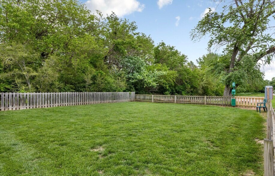 Building Photo - 12727 Woodcrest Plz