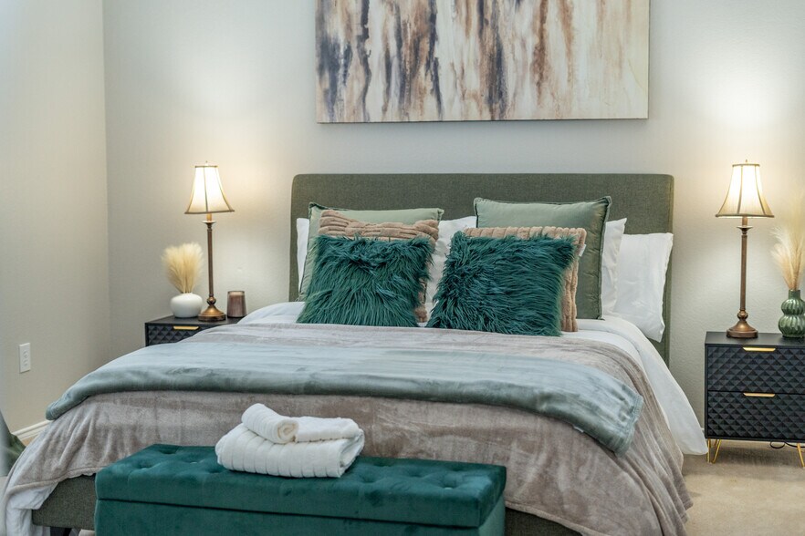 Green Queen Bedroom - 707 Cottonwood Bend Dr