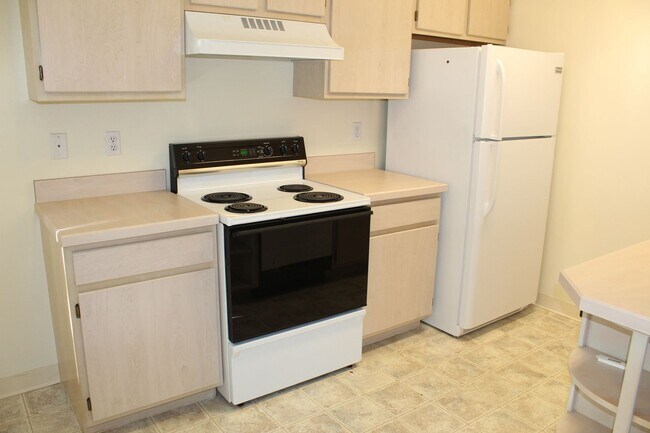 Building Photo - Up Coming - 2 bedroom/2 bath Condo!