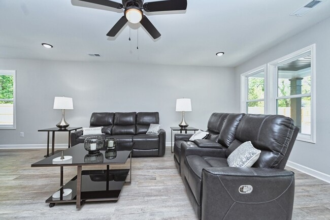 Building Photo - Like New and Move In Ready!