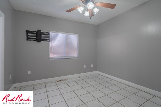 Building Photo - Lovely 2 Bedroom Condo. Pet Friendly!
