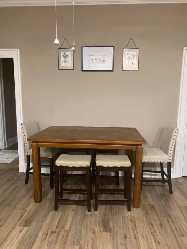 Building Photo - Spacious 5-Bed Home Near UC with In-Unit Laundry