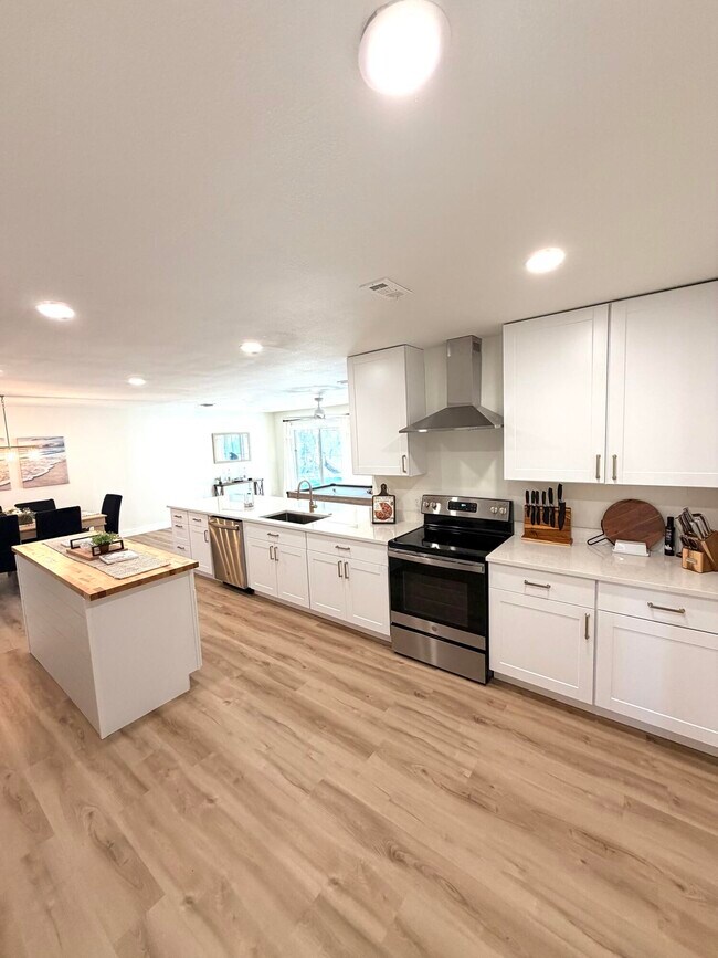 Building Photo - 948 Canal Cir