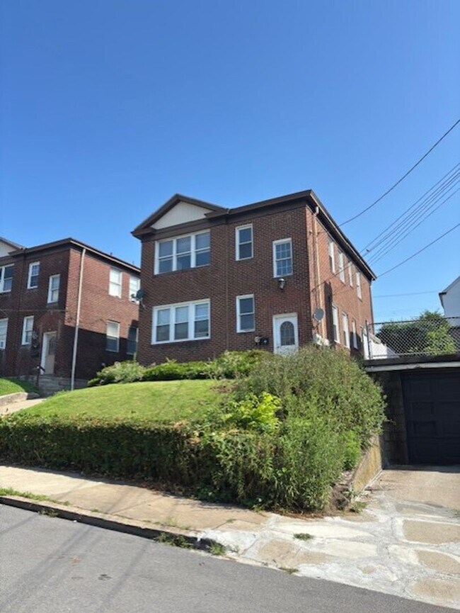 Building Photo - 2709 Pyramid Ave