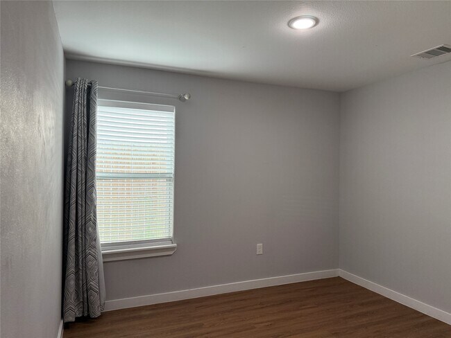 Building Photo - 6610 Haight St