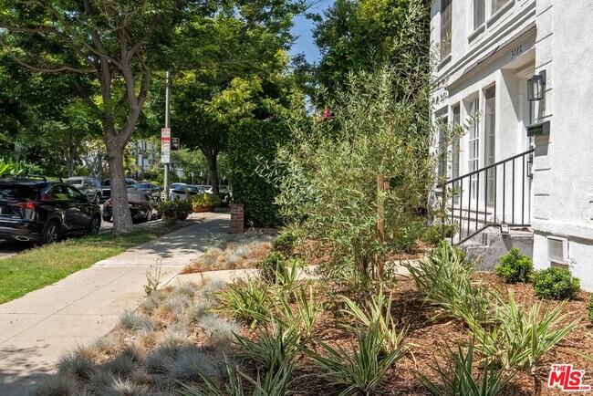 Building Photo - 308 S Reeves Dr