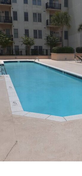 Building Photo - 601 Main