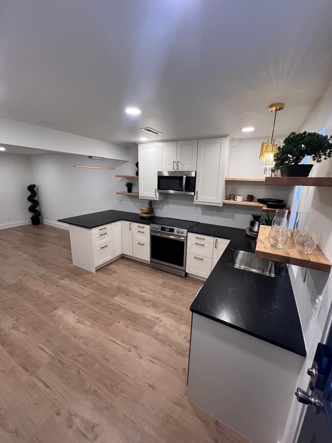 Building Photo - 214 W 7th St