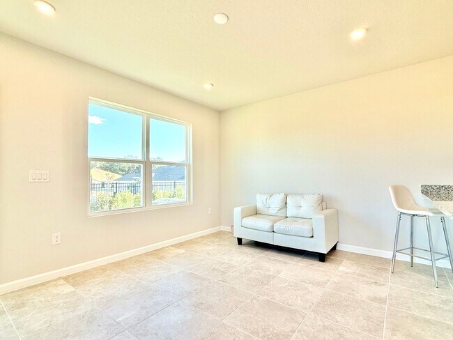 Building Photo - Fresh & modern-living in this 3Bedrooms/2.5Bath end-unit Lady Lake townhome!