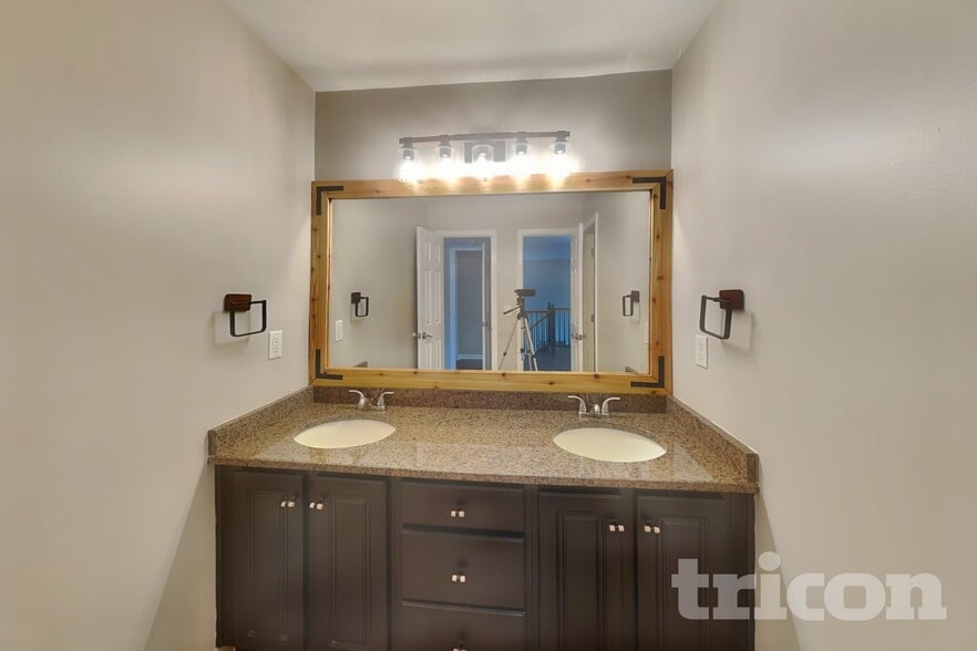 Building Photo - 323 Ivy Manor Dr NW