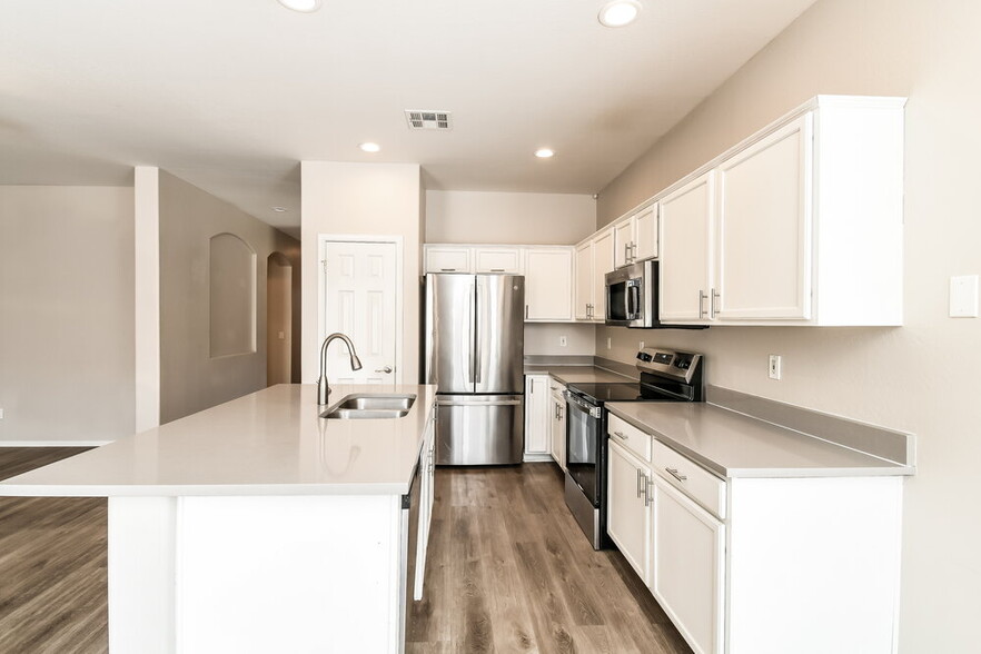 Building Photo - 1060 S Amandes