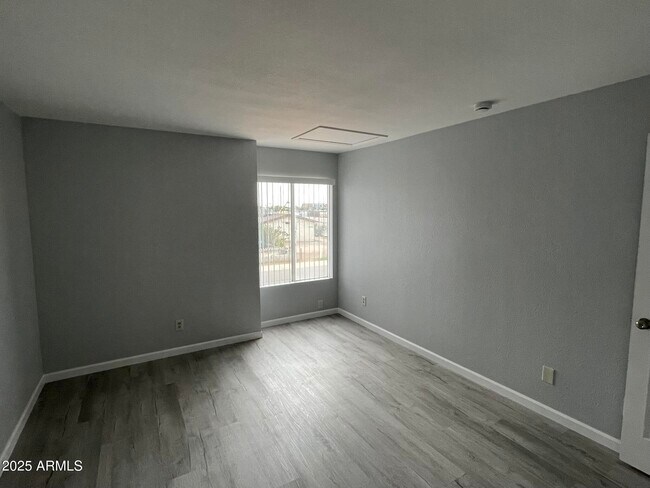 Building Photo - 1002 North 25th Pl