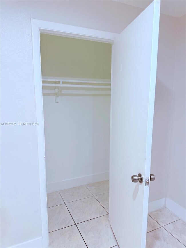 Building Photo - 824 SW 12th Ct