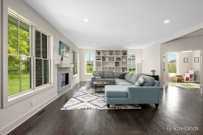 Building Photo - 3757 Lake Birch St NE