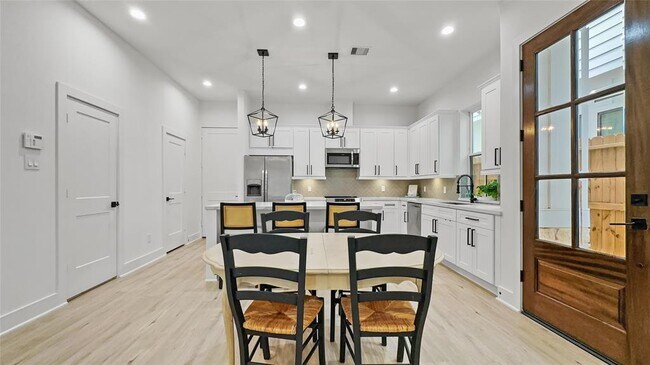 Building Photo - 6423 Highland Pine Ln