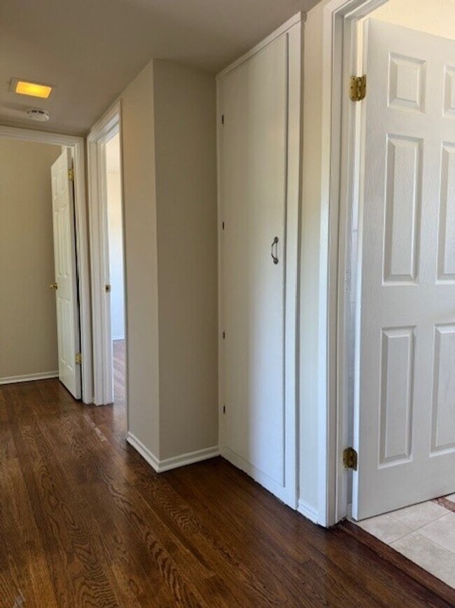 Building Photo - Located in Marina Gardens, great location!...