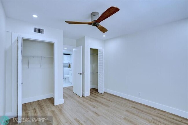Building Photo - 1407 NE 56th St