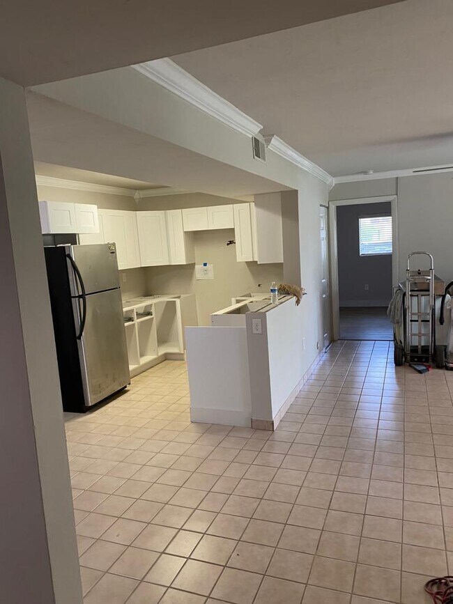 Building Photo - 450 Palm Cir W