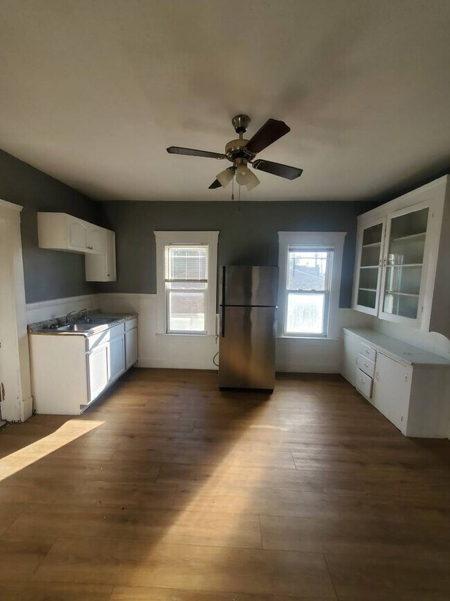 Building Photo - 3483 W 63rd St