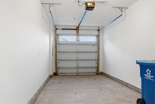 Building Photo - Stylish Townhouse Living in the Heart of Williamsburg