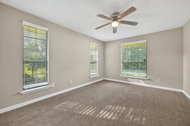 Building Photo - Spacious 3BR Home with Fireplace, Garage & Private Yard