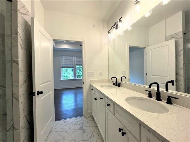 Building Photo - 6523 Beacon Dr