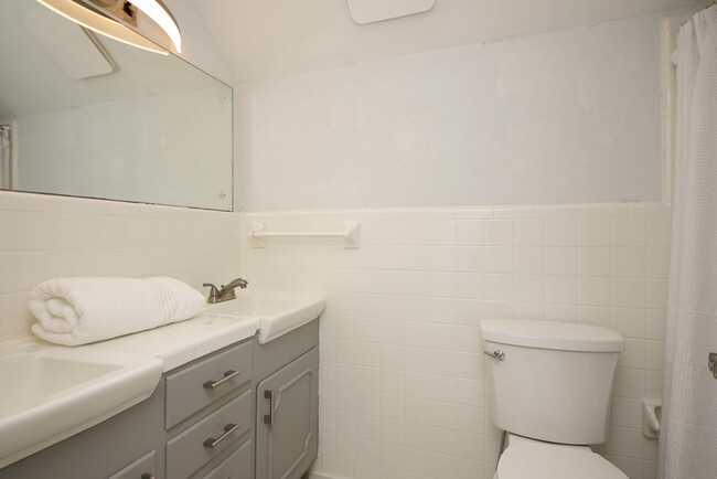 Building Photo - 596 L'Ombre Ct NE