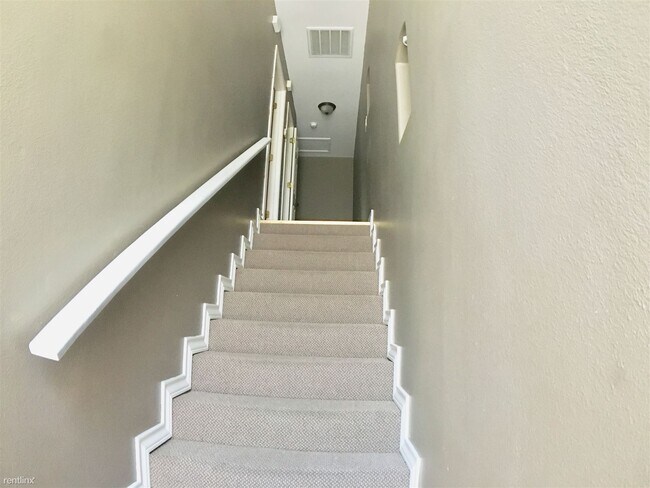 Building Photo - 2 br, 2.5 bath Townhome - 1206 W Fig Ave 2...