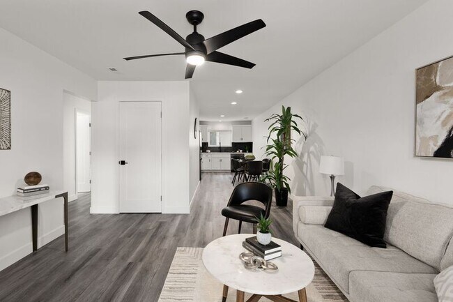 Building Photo - 1704-1710 Hanford Dr