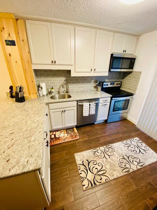 Building Photo - Charming 3BR Townhome in Hunter