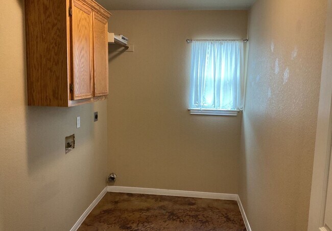 Building Photo - AMAZING RENT SPECIAL WITH IMMEDIATE MOVE IN - SECTION 8 ACCEPTED!