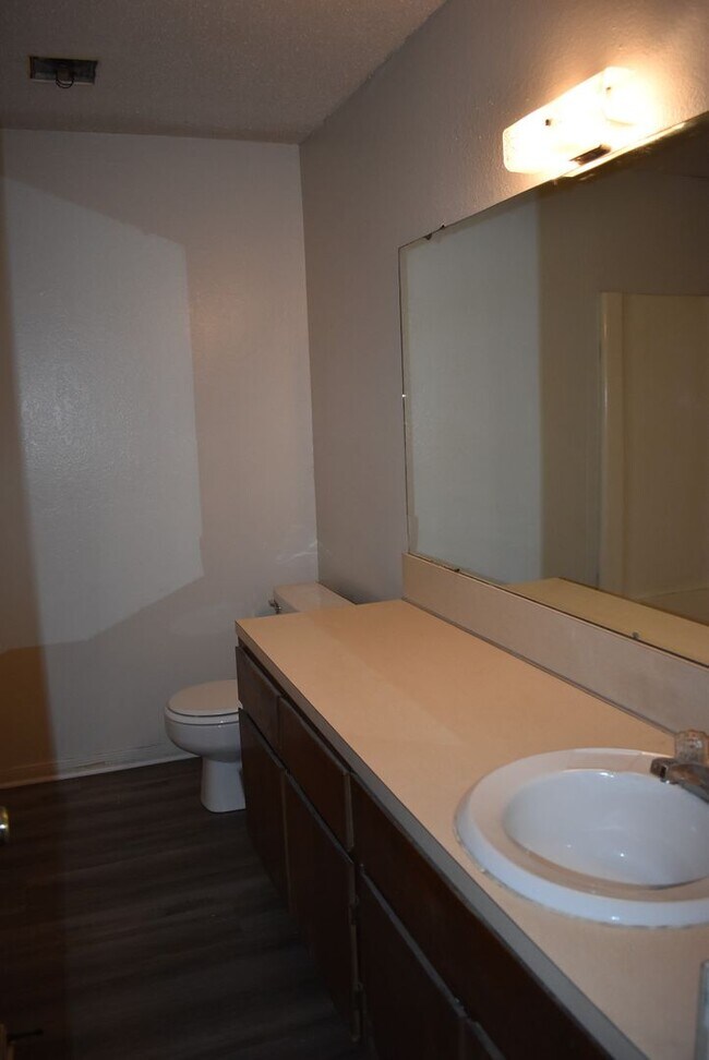 Building Photo - 221 W Robin Ln