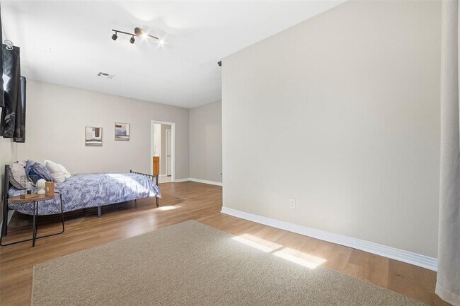 Building Photo - 409 E Austin Ave