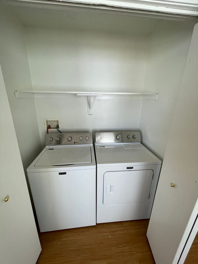 Building Photo - 2 bed 1 bath Central AC and W/D in unit