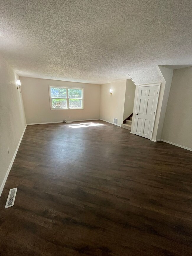 Building Photo - 6 Bed 2.5 Bath 2 Car Garage