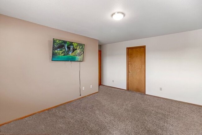 Building Photo - Charming 2-bedroom, 2-bathroom townhome with a 1-car garage