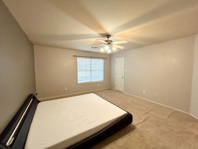 Building Photo - BEAUTIFUL 4 BR/2BTH HOUSE LOCATED IN CIBOL...