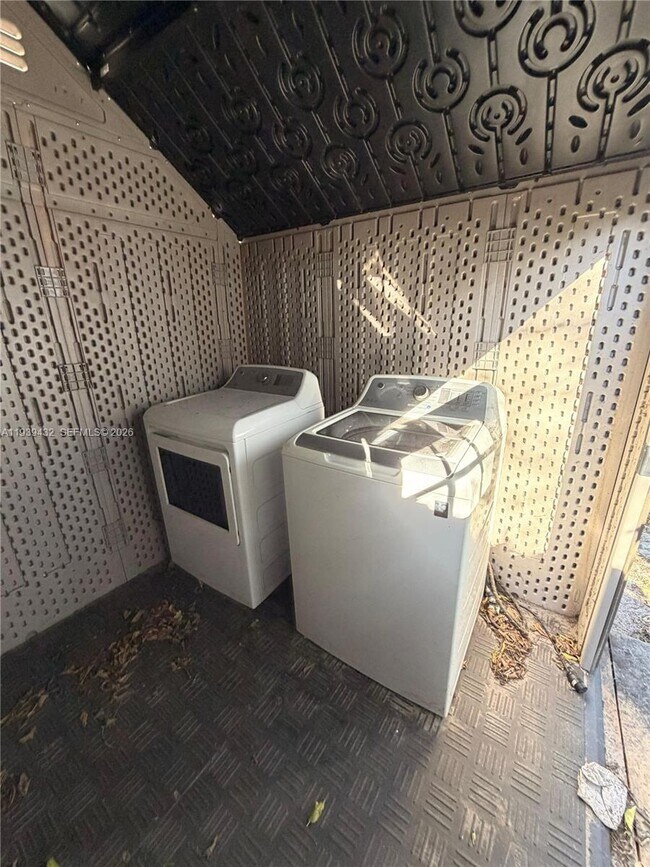 Building Photo - 2920 NW 11th Pl