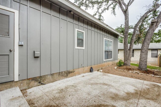 Building Photo - 9203 Knoll Crest Loop
