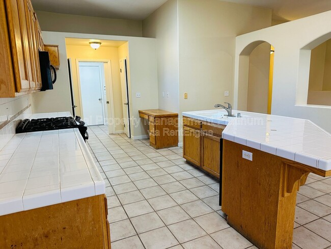 Building Photo - 2012 Riverview Dr