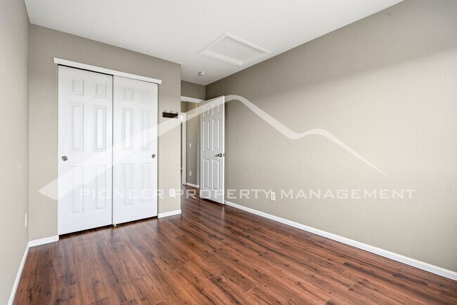 Building Photo - Spacious Home with Central AC and Washer/Dryer