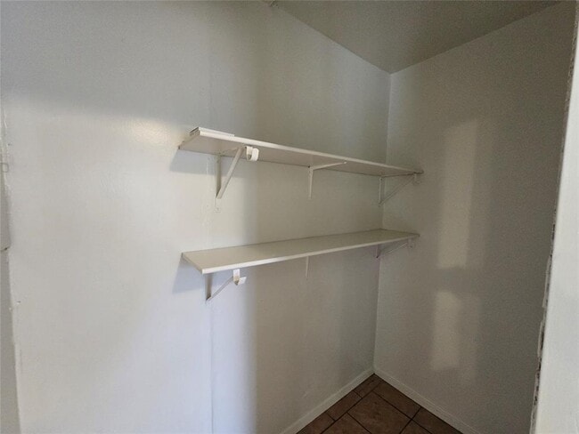 Building Photo - 1109 Village Green Dr