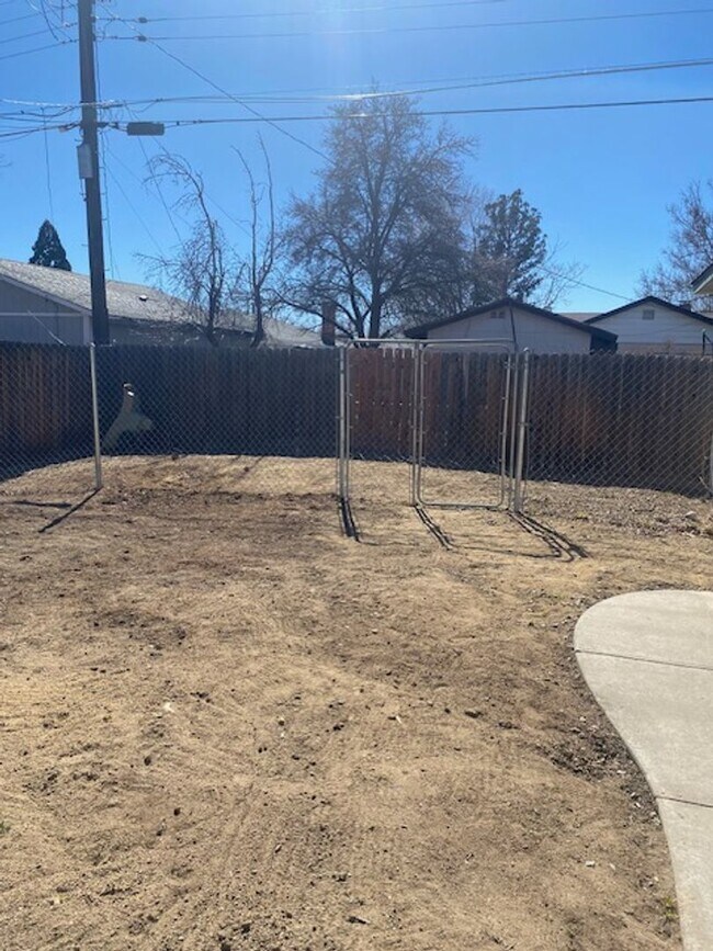 Building Photo - Sweet 4 bd, 2 bath, 2+car garage near MidTown