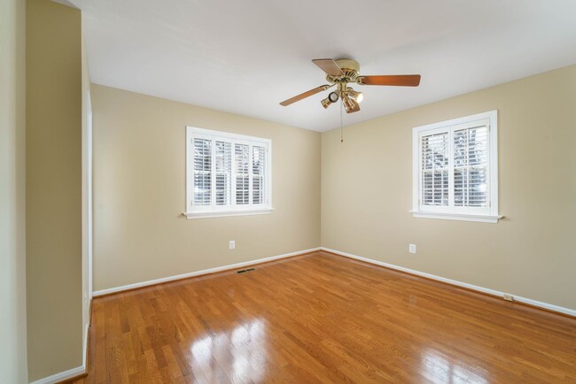 Building Photo - 2 Bedroom 2.5 Bath Condo in Chevy Chase