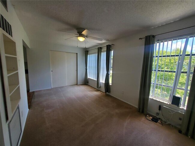 Building Photo - 2427 Rhodesian Dr