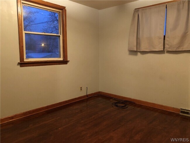 Building Photo - 512 Cayuga Rd