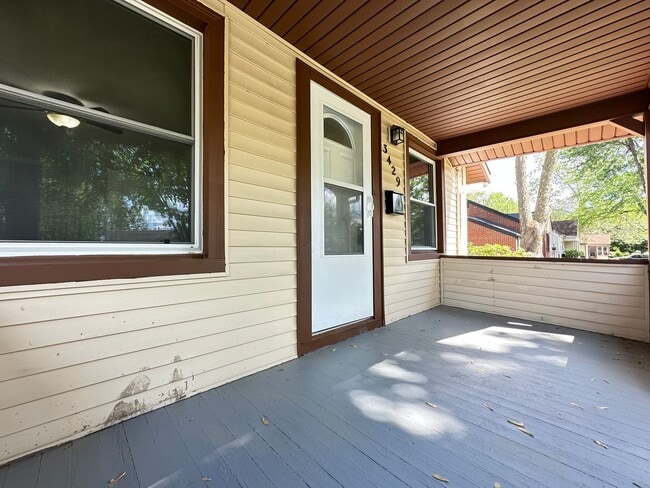 Building Photo - 3 Bedroom 1.5 Bathroom Finished Basement 2...